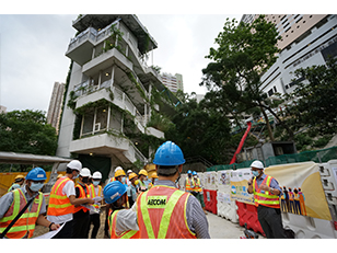21st June 2022 Life First 2022 - Mr Sam LAM Sai-wing, Chief Engineer of Civil Engineering and Development Department gave safety reminder to the workers of Wing Lee - Univic Joint Venture, the Contractor of Contract No. ED/2019/02 at the site