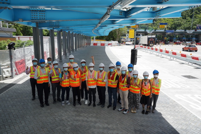 The engineering team attended site visit of Tseung Kwan O Tunnel Bus-Bus Interchange Station (TKO Bound) with Sai Kung District Council Members.