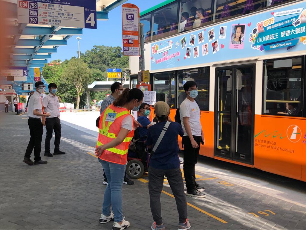 The engineering team sent Traffic Ambassador to assist the public in using the Bus-Bus Interchange Station.