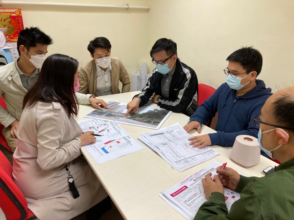 The engineering team attended a meeting with the committee member of the owners' corporation of Hiu Lai Court and its management company regarding the temporary traffic arrangement.