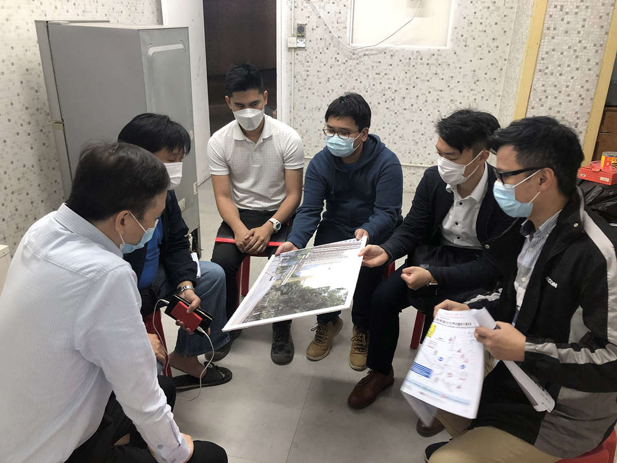 The engineering team attended a meeting with the committee member of the owners' corporation of Hiu Kwong Court and Hiu Ming Court regarding the temporary traffic arrangement of Hiu Kwong Street.