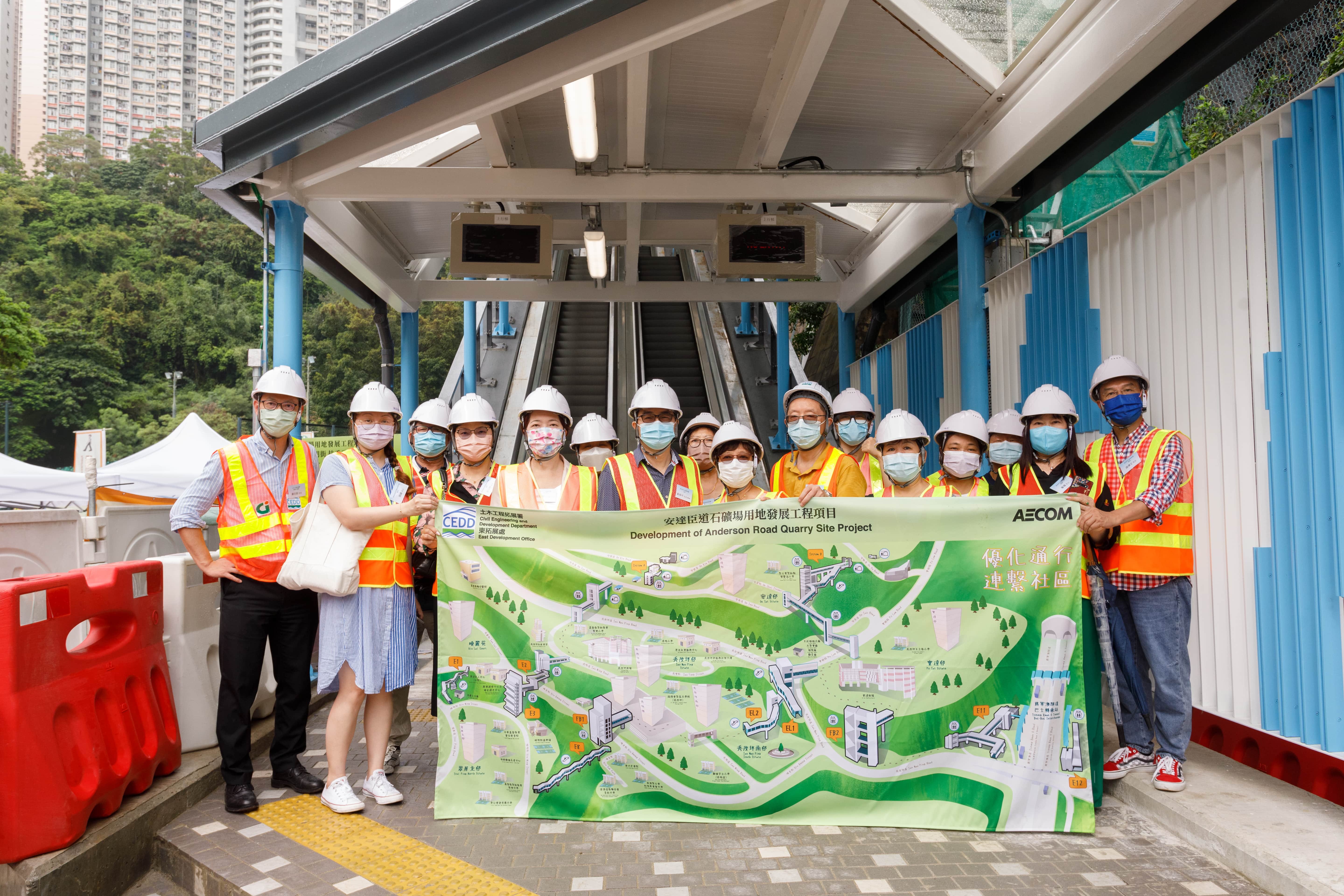 Members of Area Committee (Sau Mau Ping) and Po Tat Estate Management Advisory Committee had a site visit to the escalator linking Hiu Kwong Street with Hiu Ming Street.