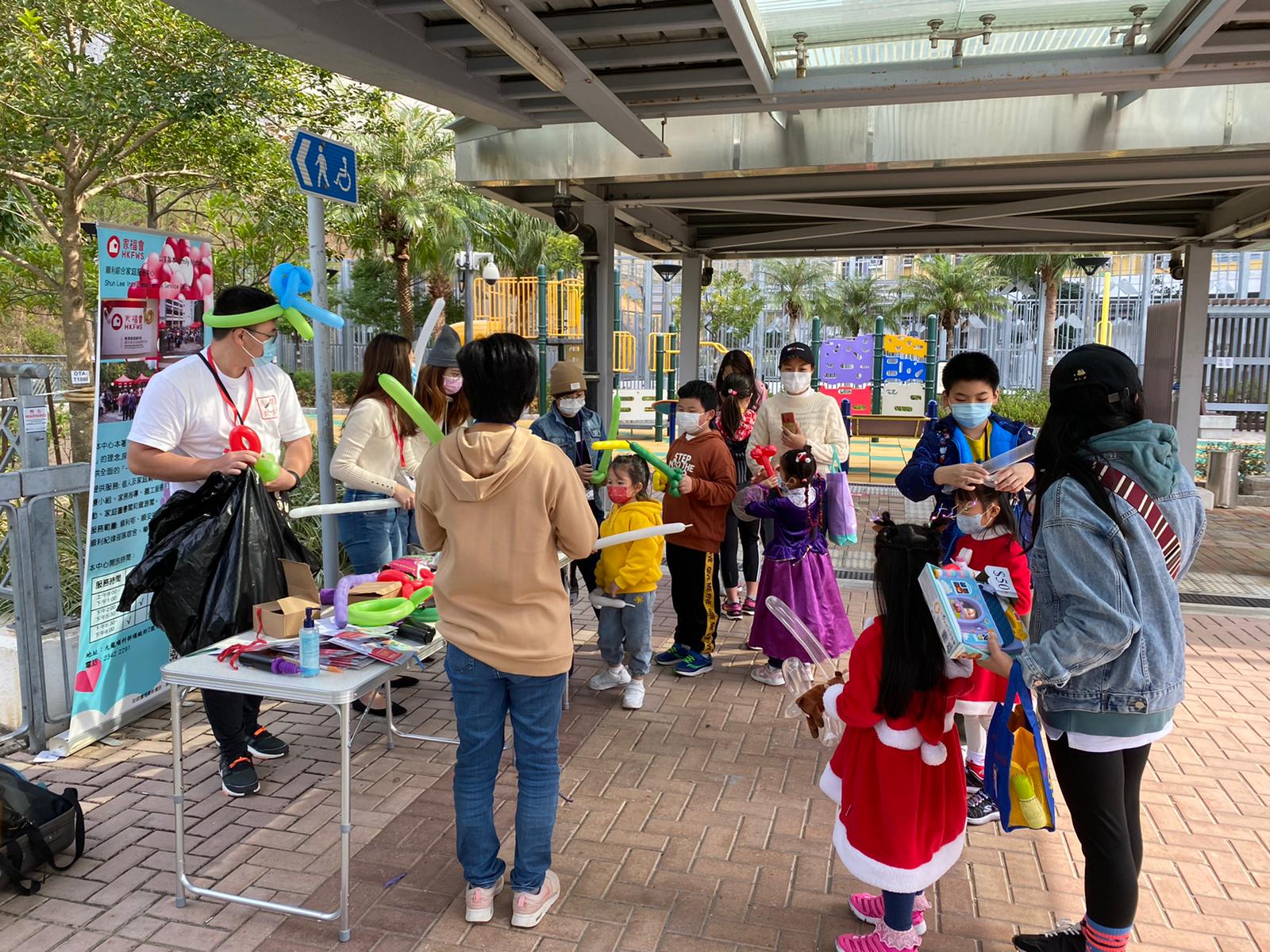 The engineering team (Contract no: NE/2016/01 & NE/2017/03) jointly organized a Christmas Volunteer Activity with HKFWS Shun Lee Integrated Family Service Centre to distribute the twisting balloons to children of On Tai Estate. The engineering team (Contract no: NE/2016/01 & NE/2017/03) jointly organized a Christmas Volunteer Activity with HKFWS Shun Lee Integrated Family Service Centre to distribute the twisting balloons to children of On Tai Estate.