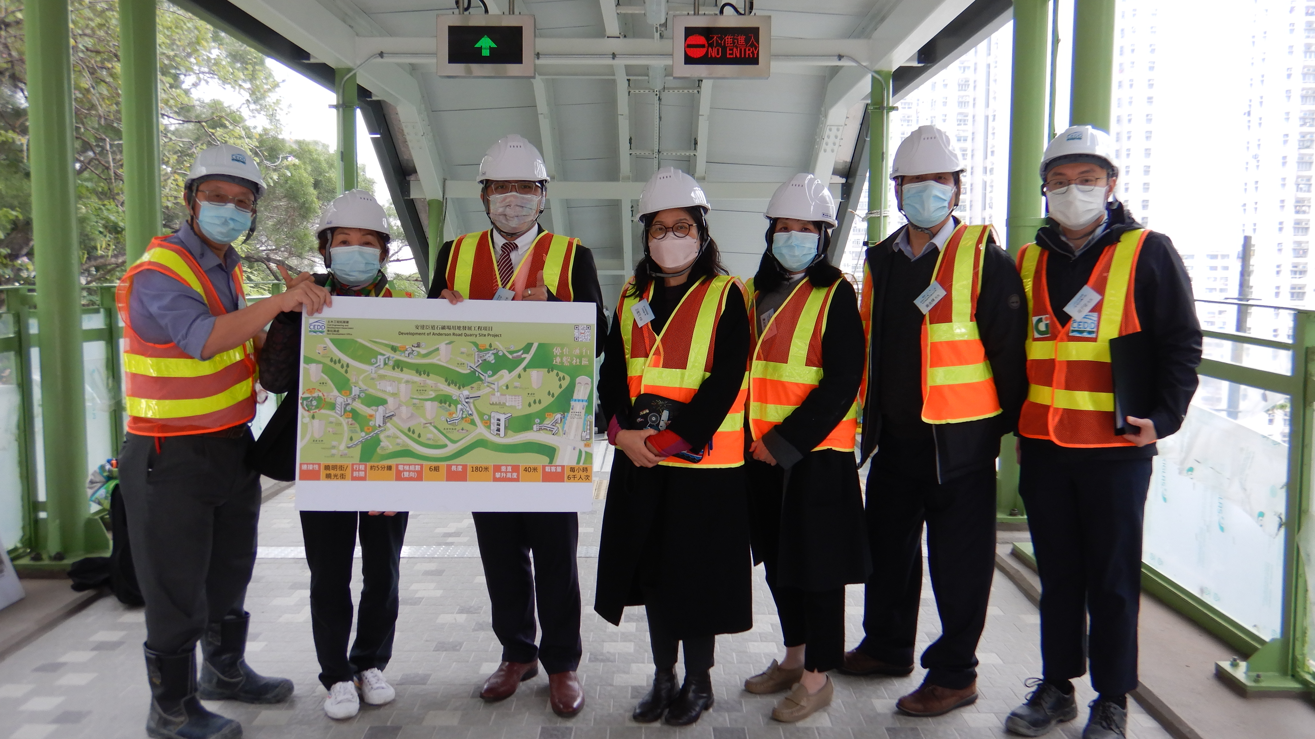 School representatives had a site visit to the escalator linking Hiu Kwong Street with Hiu Ming Street.