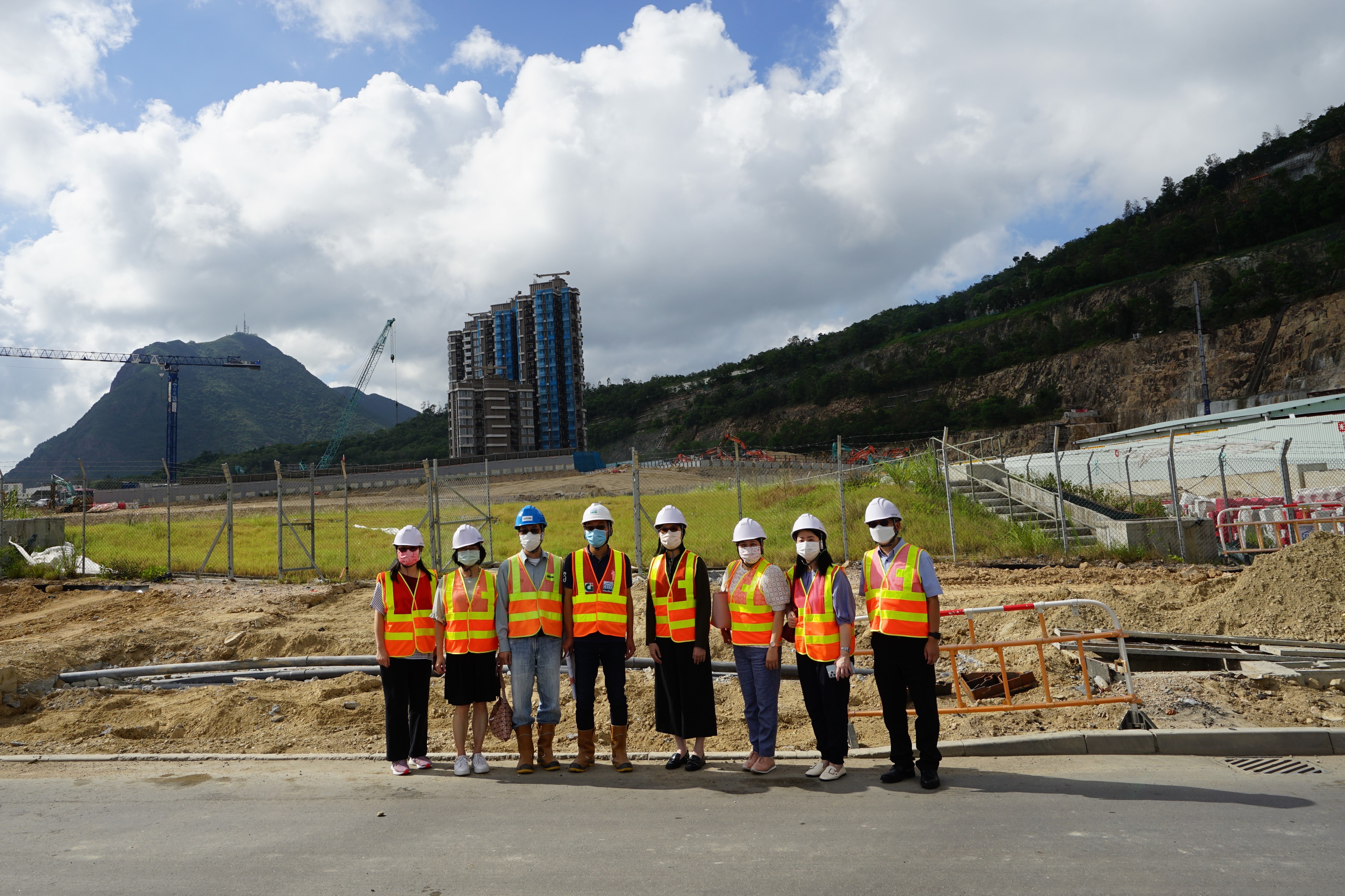 Representatives of Education Bureau and Canton Road Government Primary School had a site visit to the new school site with the engineering team