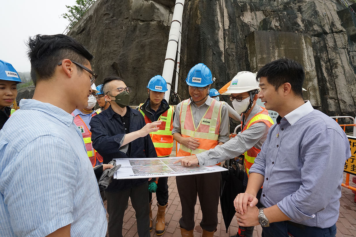 A briefing meeting with Kwun Tong District Council Members Mr. LAM Wai and Mr. HSU Yau Wai was arranged by the engineering team to introduce the new pedestrian crossing at On Kin Road. The pedestrian crossing commenced operation in the afternoon.